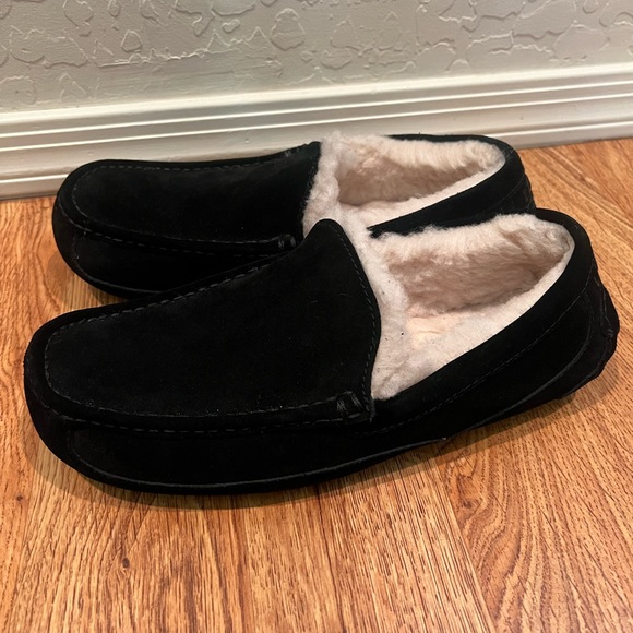 Men's Ugg Slippers - Picture 4 of 9